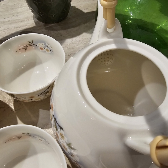 Teapot and matching cups set 7. Beautiful cherry Blossoms design. - Picture 5 of 8